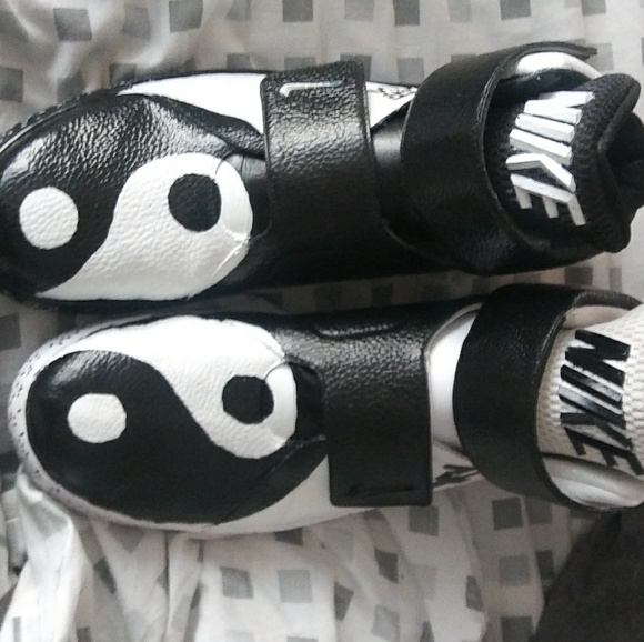 Hand painted custom Nike - Picture 2 of 3